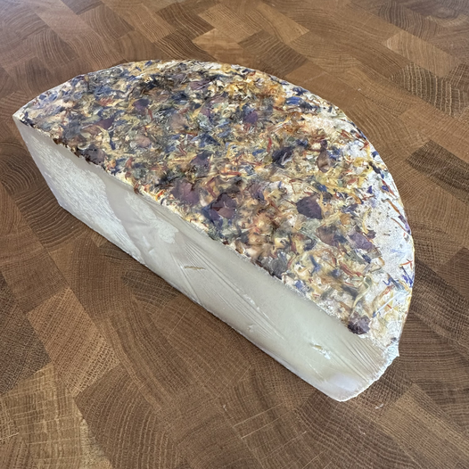 Tomme de brebis fermière aux fleurs